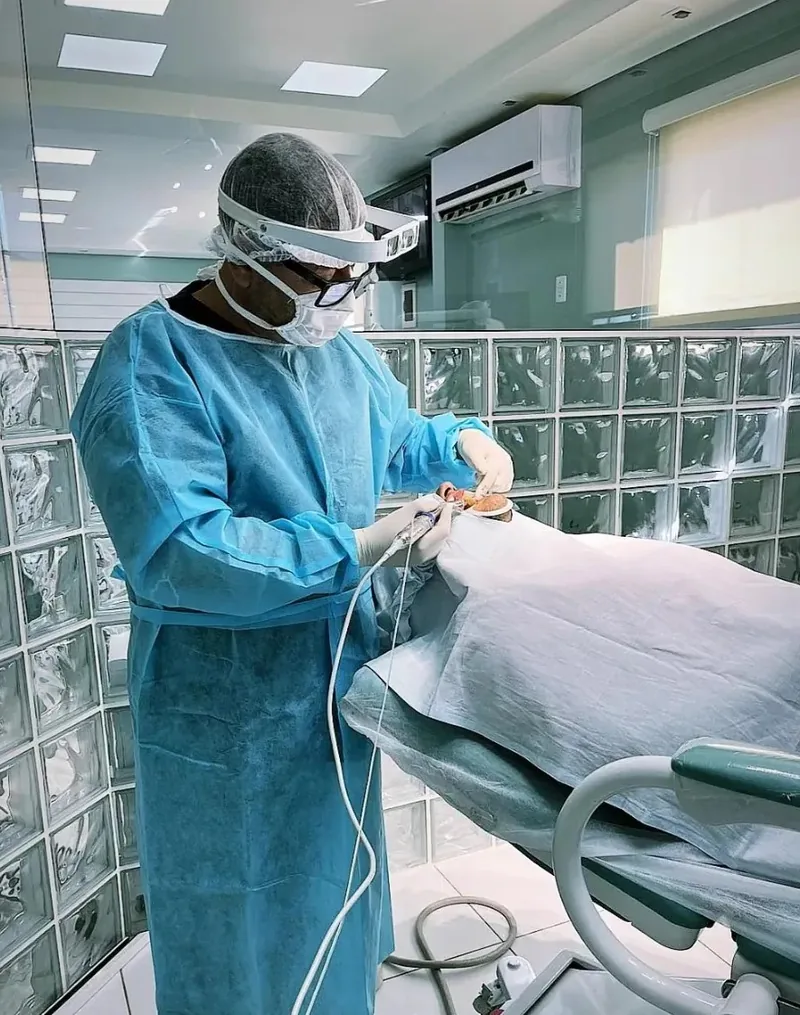 Dr. Radamés na sala de cirurgia