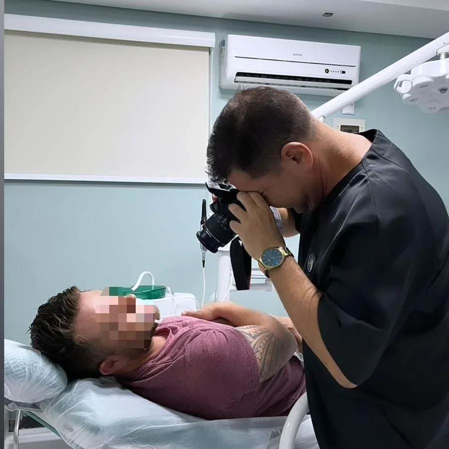 Dr. Radamés fotografando um paciente para o planejamento